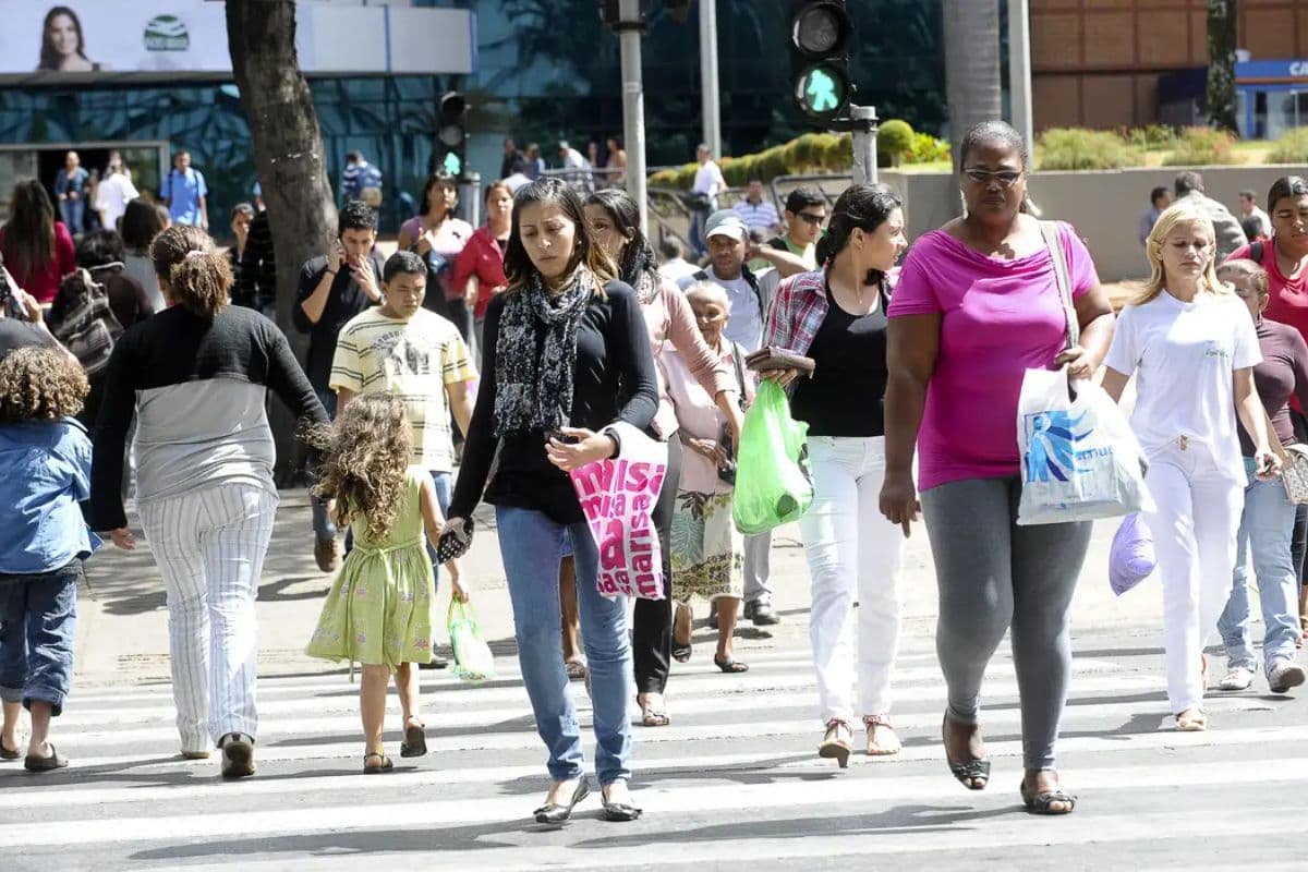 Desemprego cai para 5,4% no Brasil, mas informalidade avança