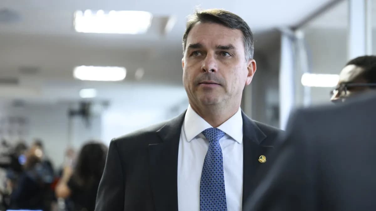 Flávio Bolsonaro diz que Brasil voltará a ser “mais irmão da Argentina” caso vença eleição