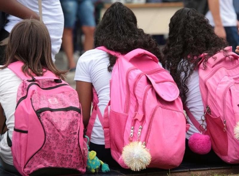 Projeto propõe abono de faltas para alunas autistas durante período menstrual em Manaus