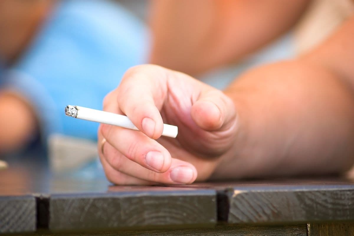 Venda de cigarro para menores pode virar crime com pena de até 4 anos