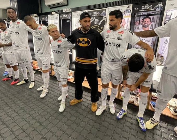 Neymar Jr. posta Bíblia do Batman e causa controvérsia na web