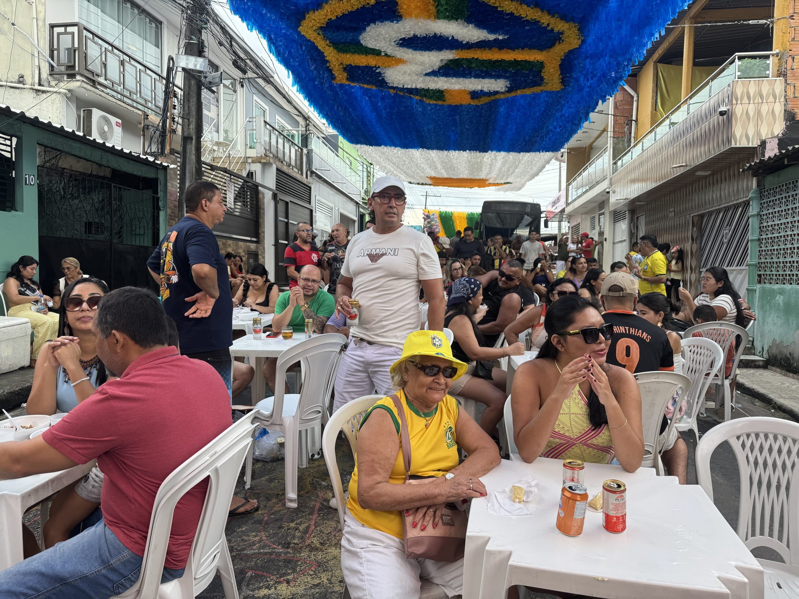Pagode, samba e feijoada animam tradicional Rua da Copa em Manaus