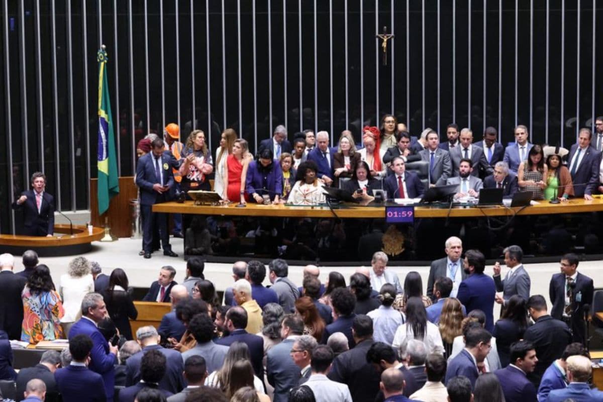 Fim da escala 6×1: proposta reduz jornada, garante 2 folgas e veta corte salarial