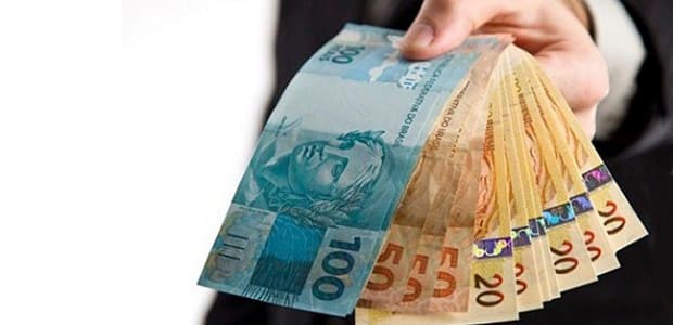 Gasolina, pix e favor: aceitar troca por voto também é crime