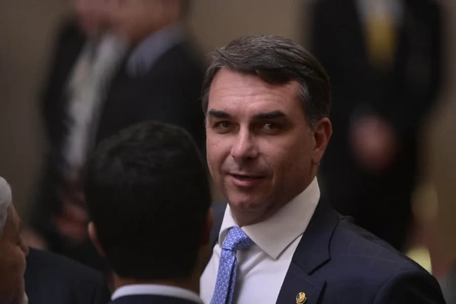 Flávio Bolsonaro classifica busca por armas na casa do pai como “constrangedora”