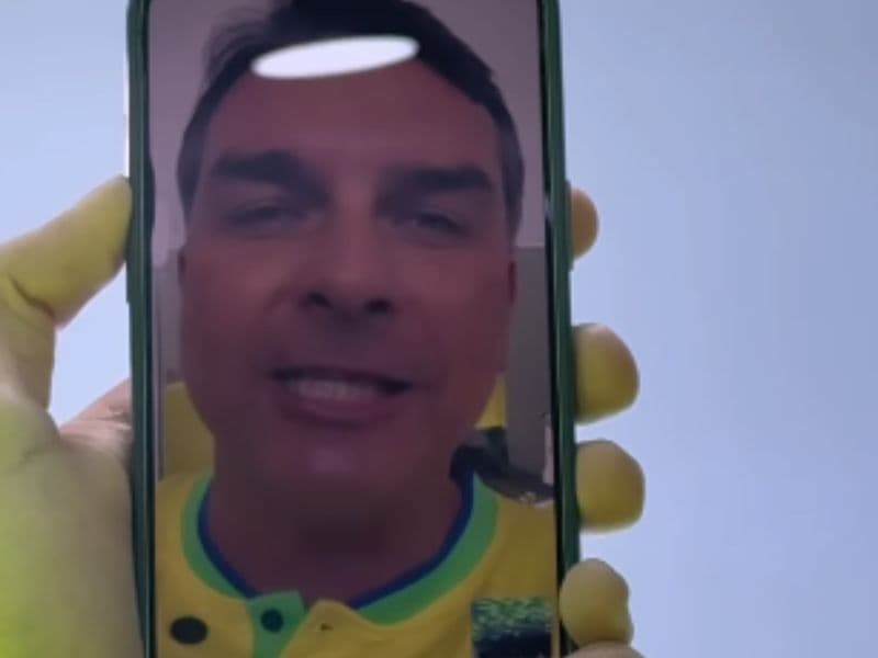 Flávio Bolsonaro faz chamada de vídeo em evento da Juventude do PL em Manaus