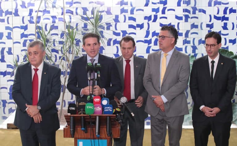Jornada de trabalho pode cair para 40 horas sem redução salarial, diz Hugo Motta
