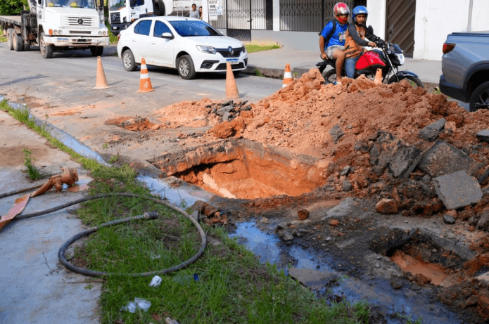 Cobrada pela prefeitura, Águas de Manaus diz que suspendeu abertura de buracos nas ruas