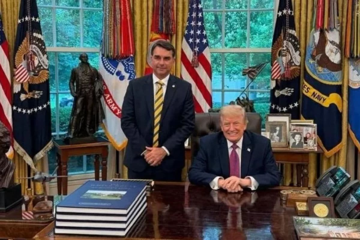 Datafolha: Para 52% dos brasileiros, tarifaço de Trump é para ajudar Flávio