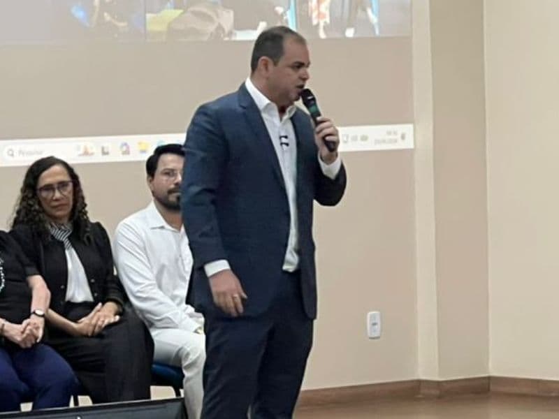 Roberto Cidade anuncia reforma de 100 escolas e concurso da Seduc com 7,8 mil vagas