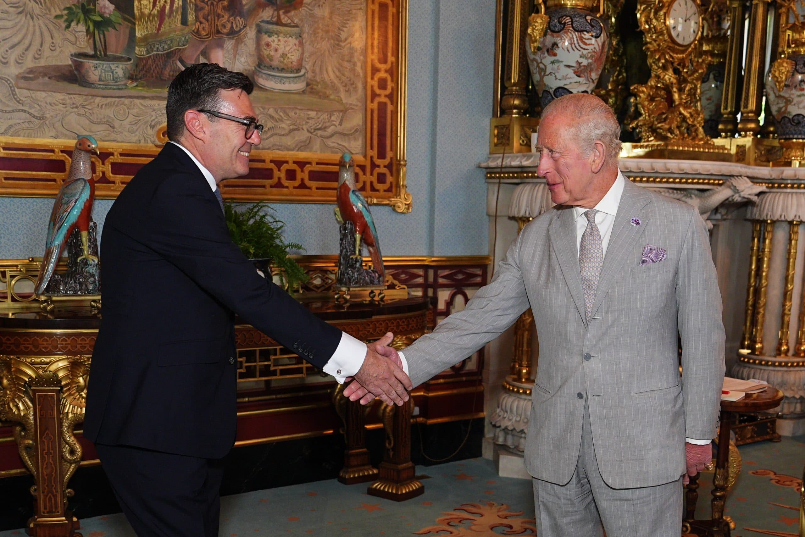 Andy Burnham assume como primeiro-ministro do Reino Unido e promete descentralizar poder