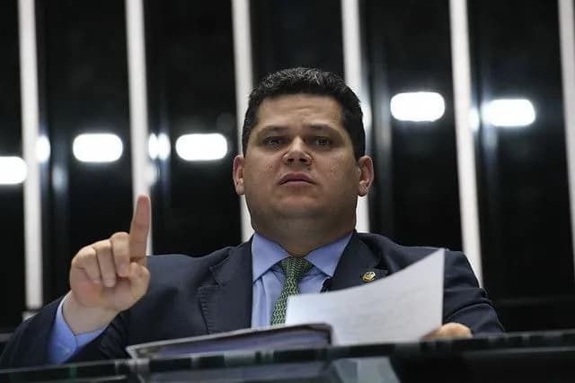 Alcolumbre diz que 109 pedidos de impeachment contra ministros do STF “não é normal”