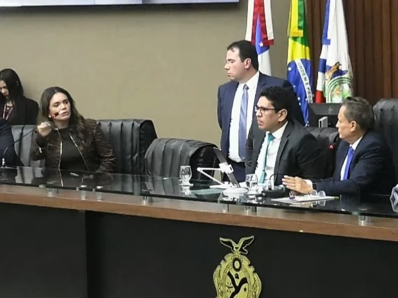 Deputados confrontam presidência da Aleam por sessão às pressas