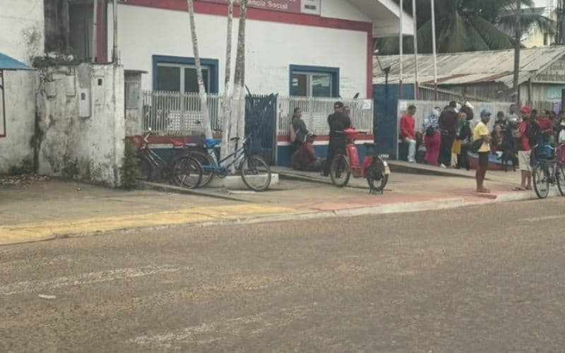 Moradores esperam mais de 12 horas para emitir carteira de identidade em Eirunepé
