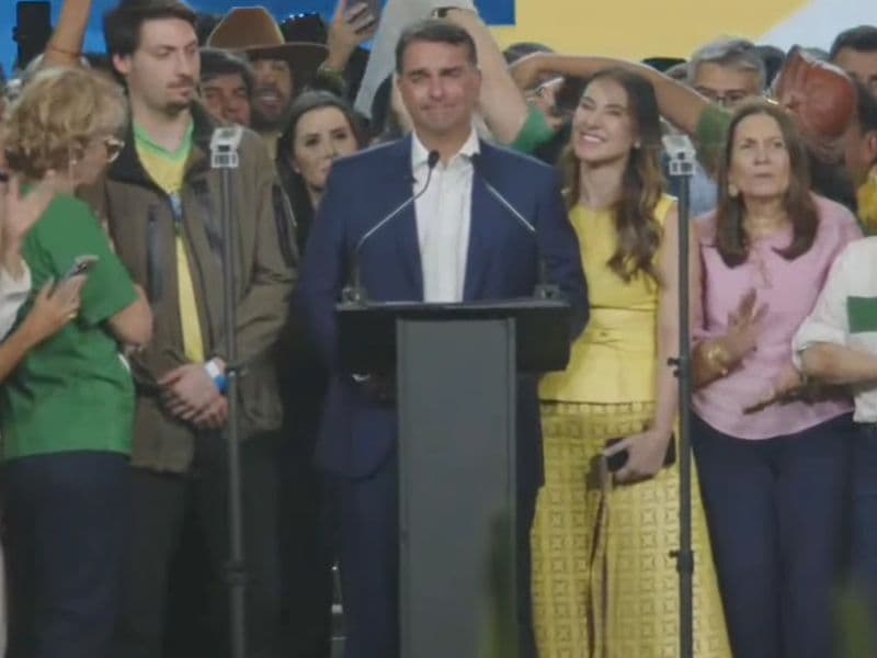 Flávio diz que Jair Bolsonaro colocará a faixa presidencial nele em 2027