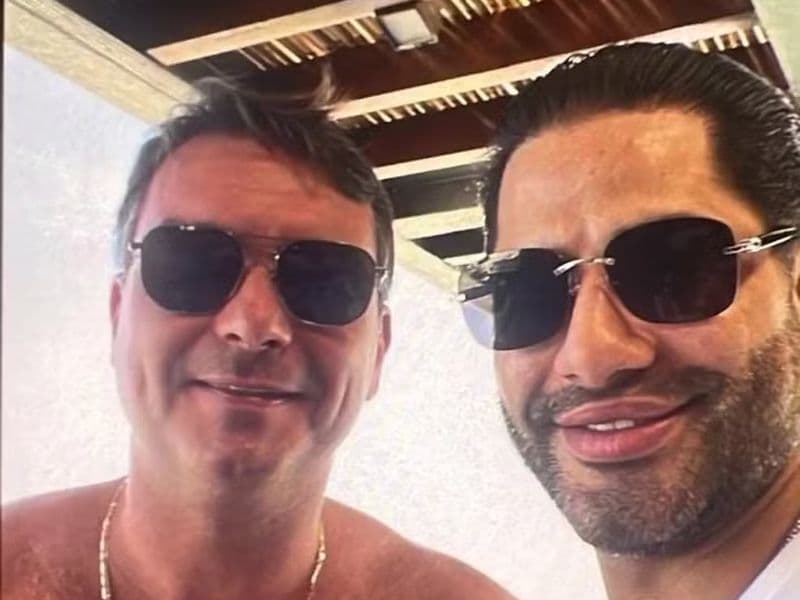 Foto de Flávio Bolsonaro com ‘Sicário’ é divulgada por site
