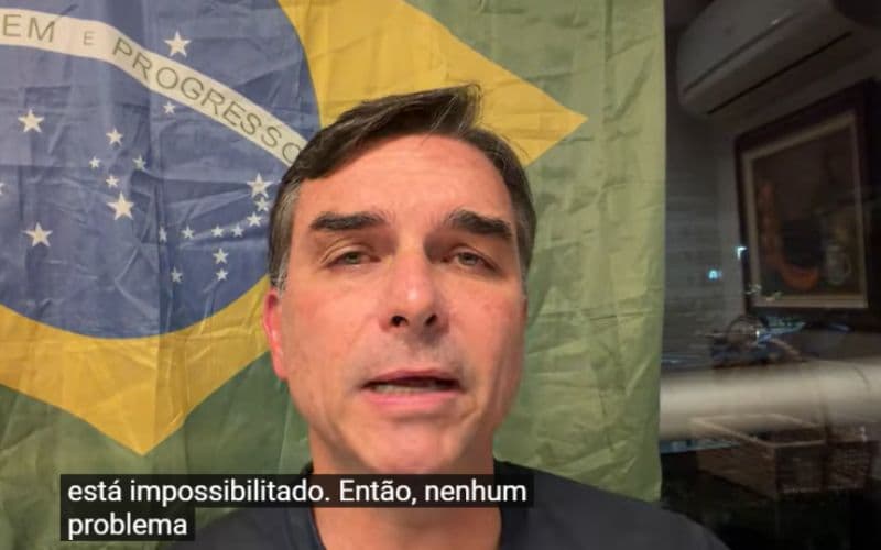 Flávio Bolsonaro cobra impeachment de Moraes após ser proibido de visitar o pai