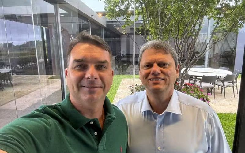 Tarcísio discorda de Flávio Bolsonaro e diz confiar nas urnas eletrônicas