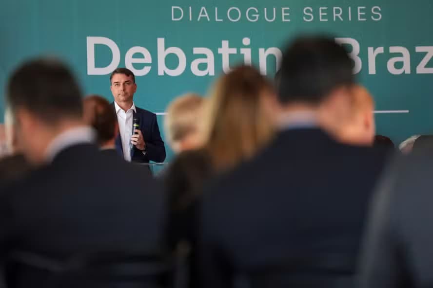 Após ser desmentido pelo TSE, Flávio Bolsonaro recua e diz confiar nas urnas