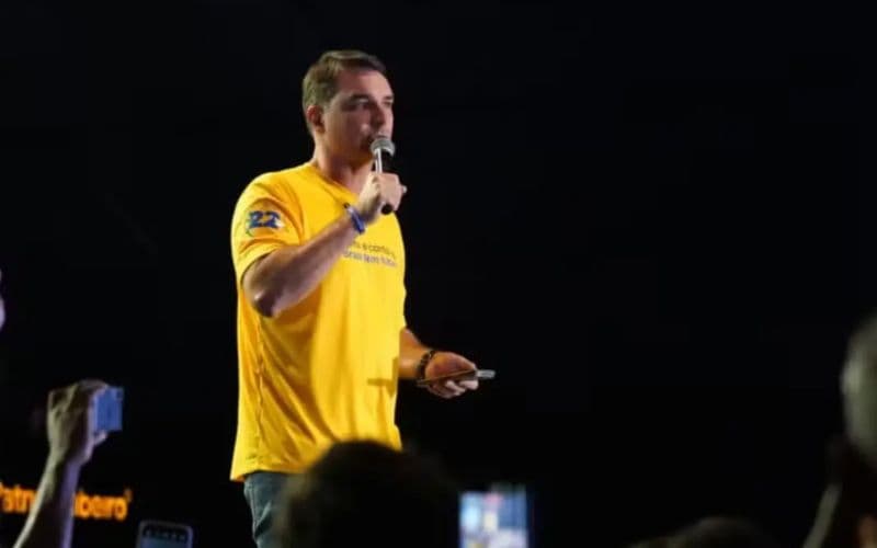 Flávio Bolsonaro chama Lei Maria da Penha de “pedaço de papel”