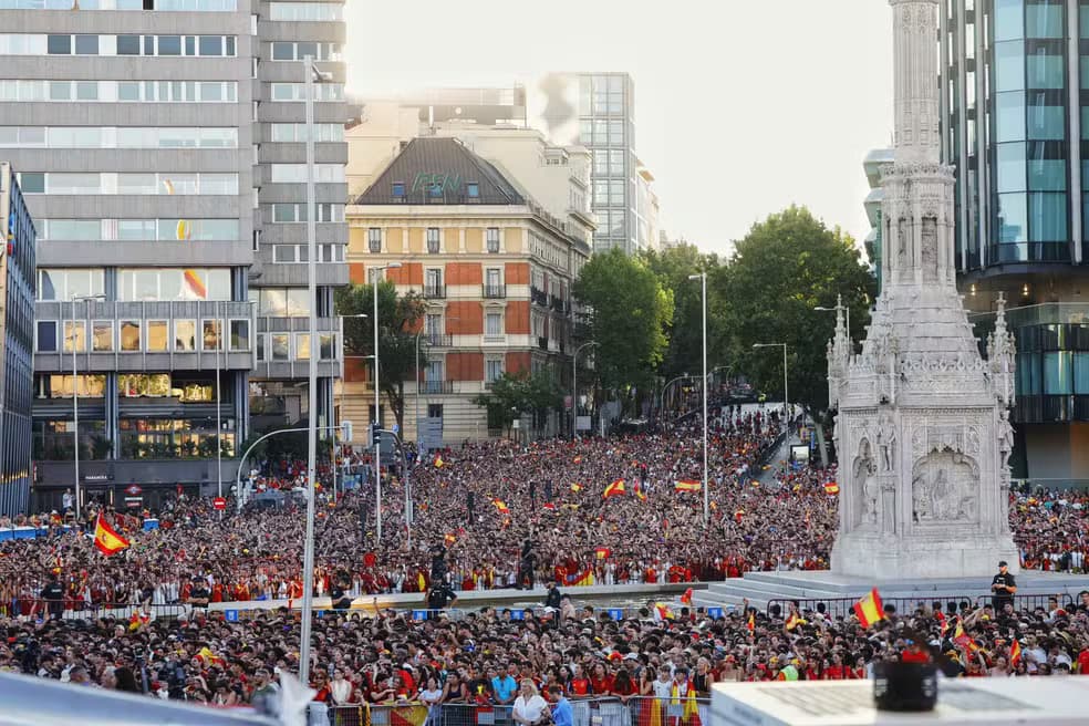 Espanha desfila com taça da Copa e é recebida por multidão em Madri