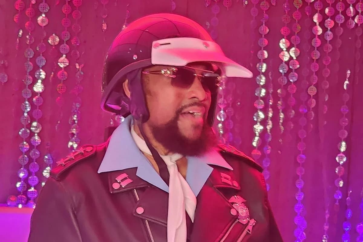 Morre Victor Willis, vocalista do Village People, aos 74 anos