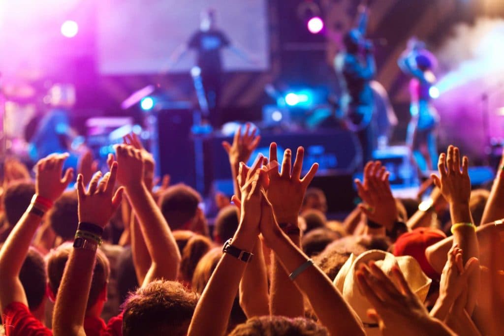 Serasa: 83% dos fãs se planejam para shows, mas um terço se endivida