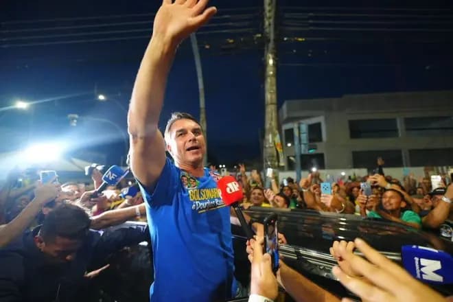 Flávio Bolsonaro diz que Dino e “tropa de choque de Lula” blindaram Moraes no STF