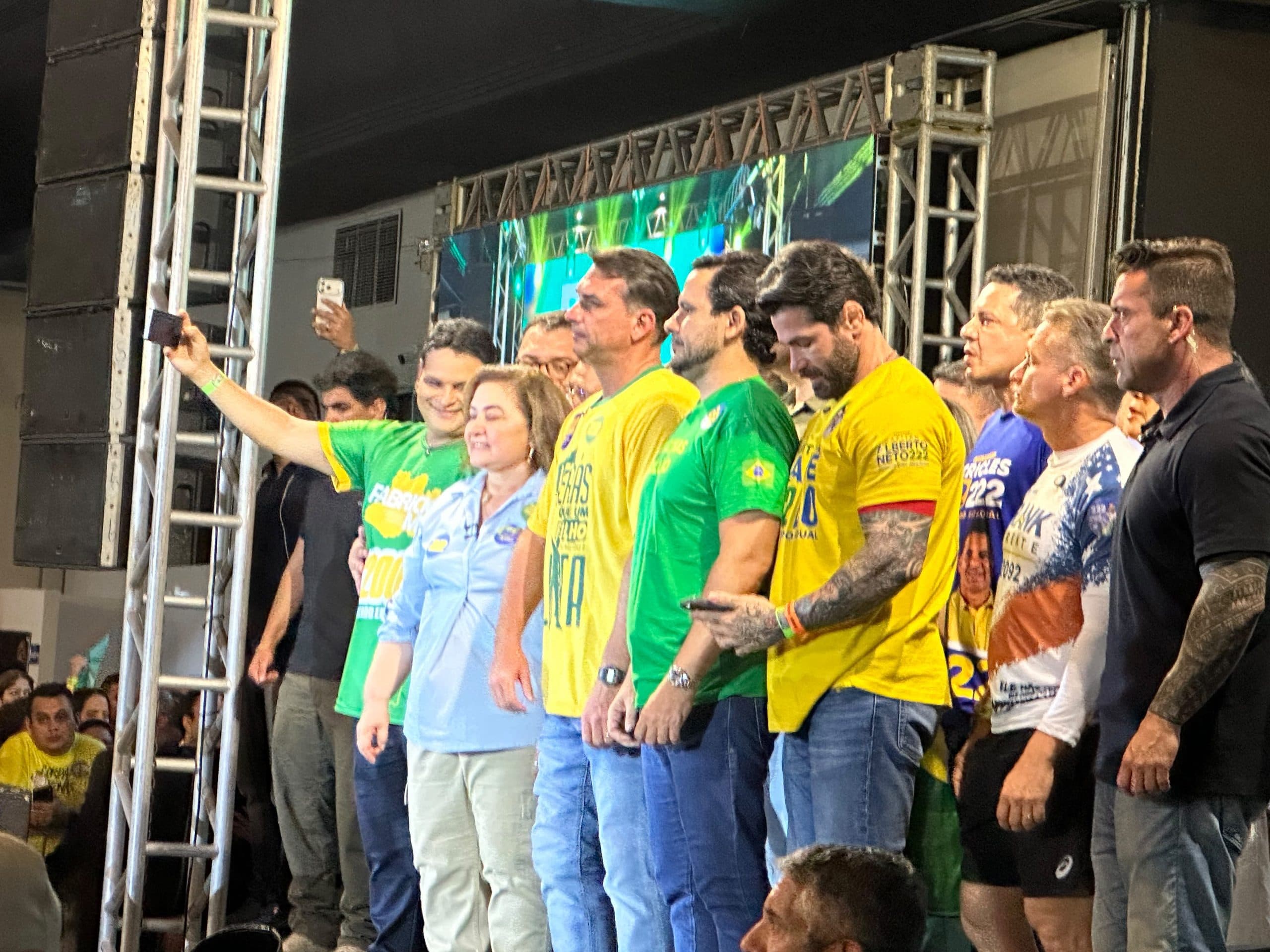 Em ato do PL, Flávio anuncia medidas para segurança, juventude e assistência social