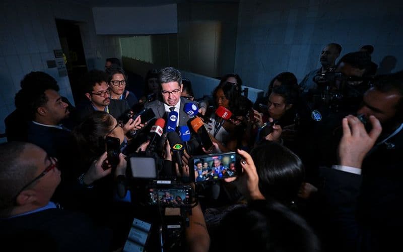 Randolfe prevê votar fim da 6×1 até outubro após oposição barrar votação no Senado