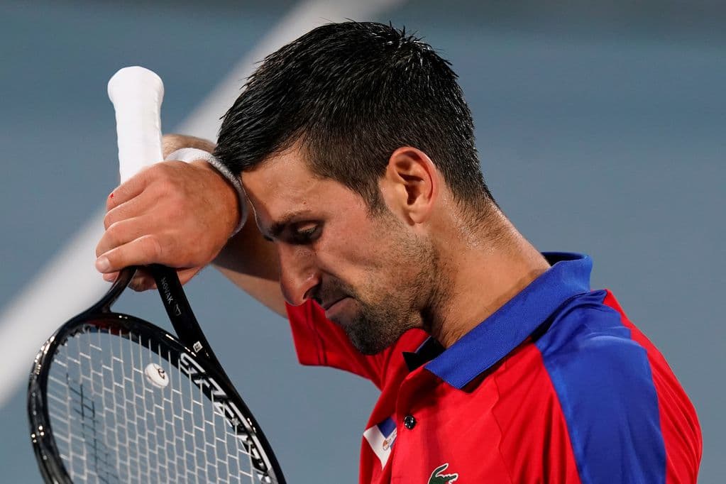 Djokovic é barrado no aeroporto da Austrália e aguarda deportação
