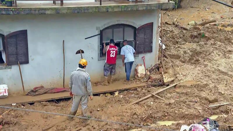 Vídeo: enxurrada após tempestade causa devastação em ruas de Petrópolis