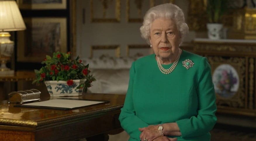 Rainha da Inglaterra testa positivo para Covid, mas se mantém trabalhando