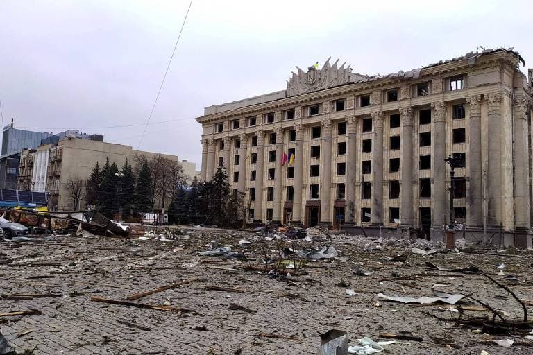 Rússia bombardeia prédio do governo da segunda maior cidade da Ucrânia: Veja vídeo!