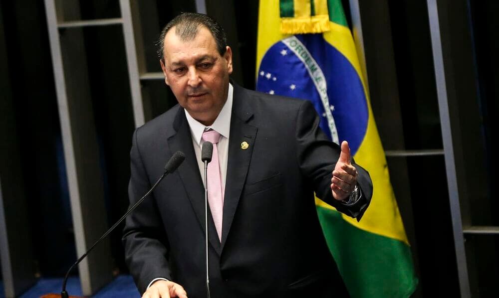 Omar determina prazo de filiação de Átila Lins ao PSD