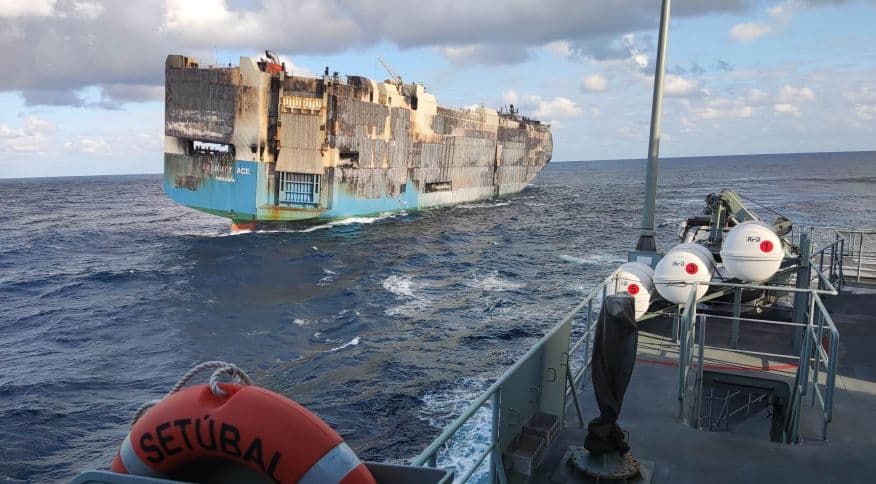 Navio com milhares de carros de luxo afunda no Atlântico