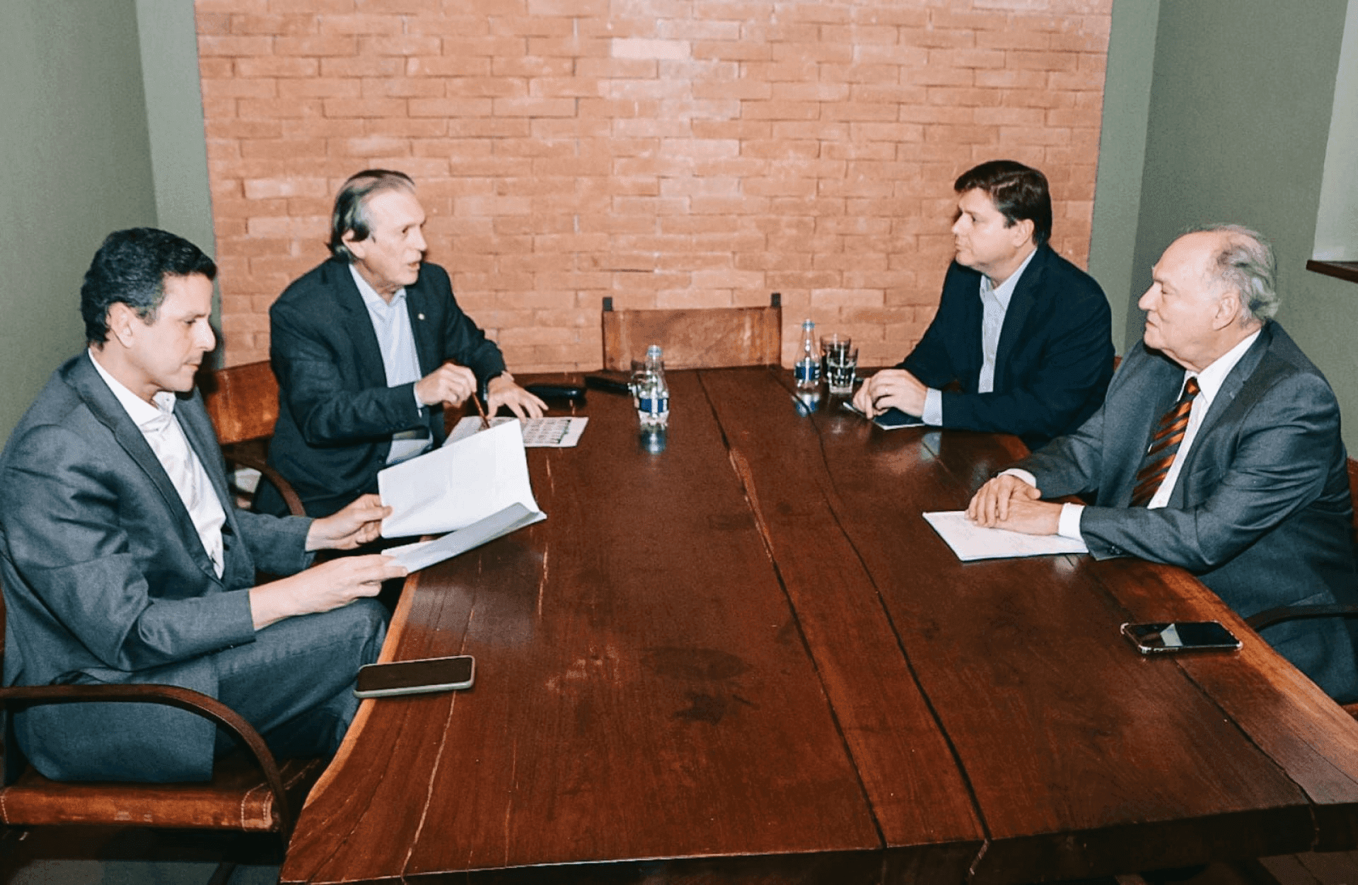 Partidos anunciam união para apresentar “candidato de consenso” de terceira via