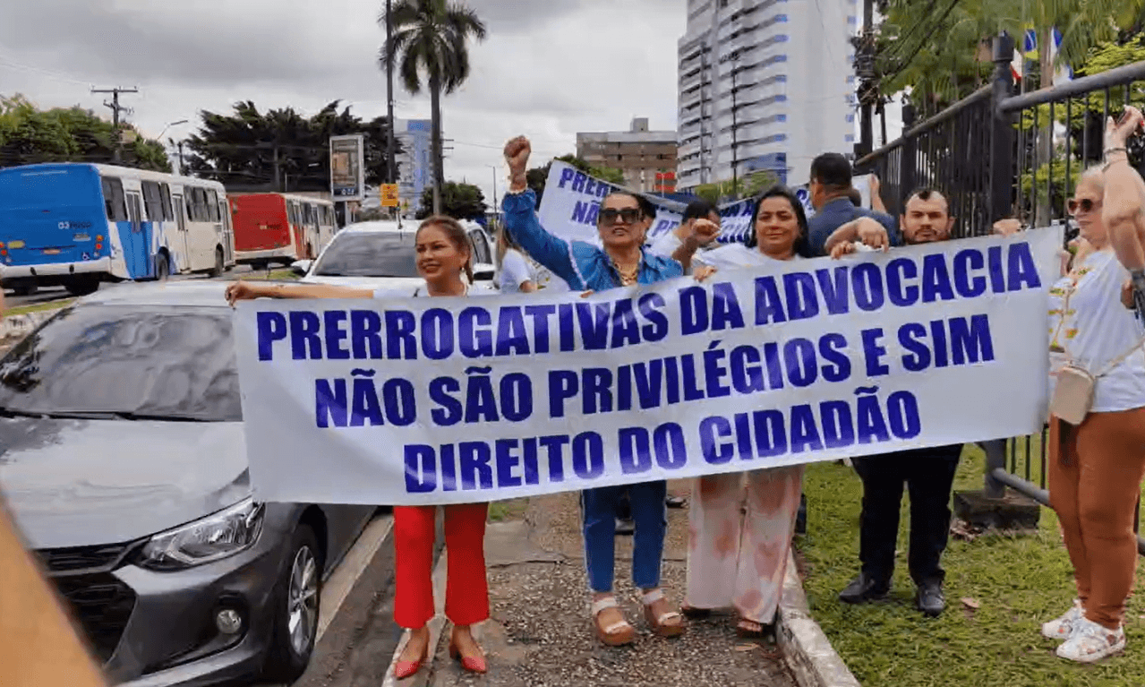 Advogados do Amazonas protestam pelo uso de materiais básicos de trabalho