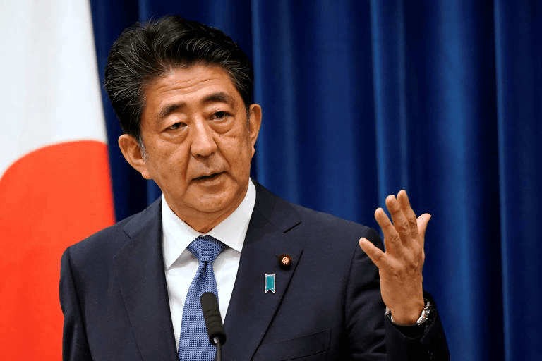 Ex-primeiro ministro do Japão é assassinado durante comício