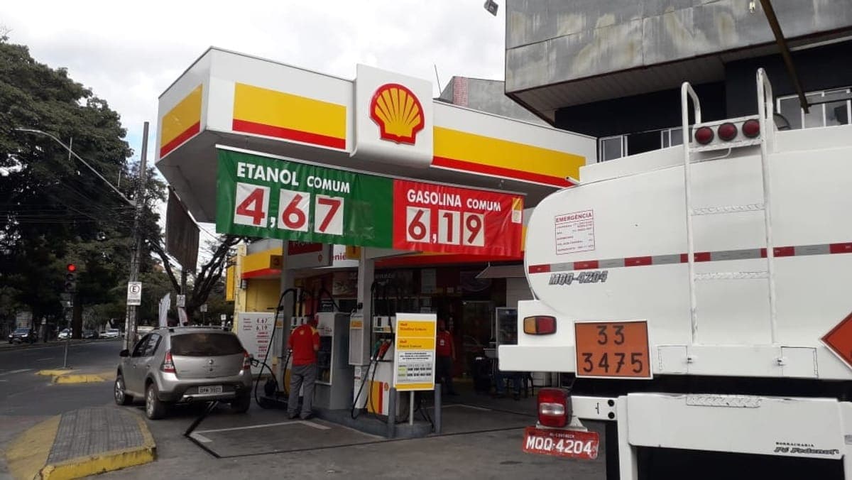 Bolsonaro determina que postos divulguem preços da gasolina cobrados antes da redução do ICMS