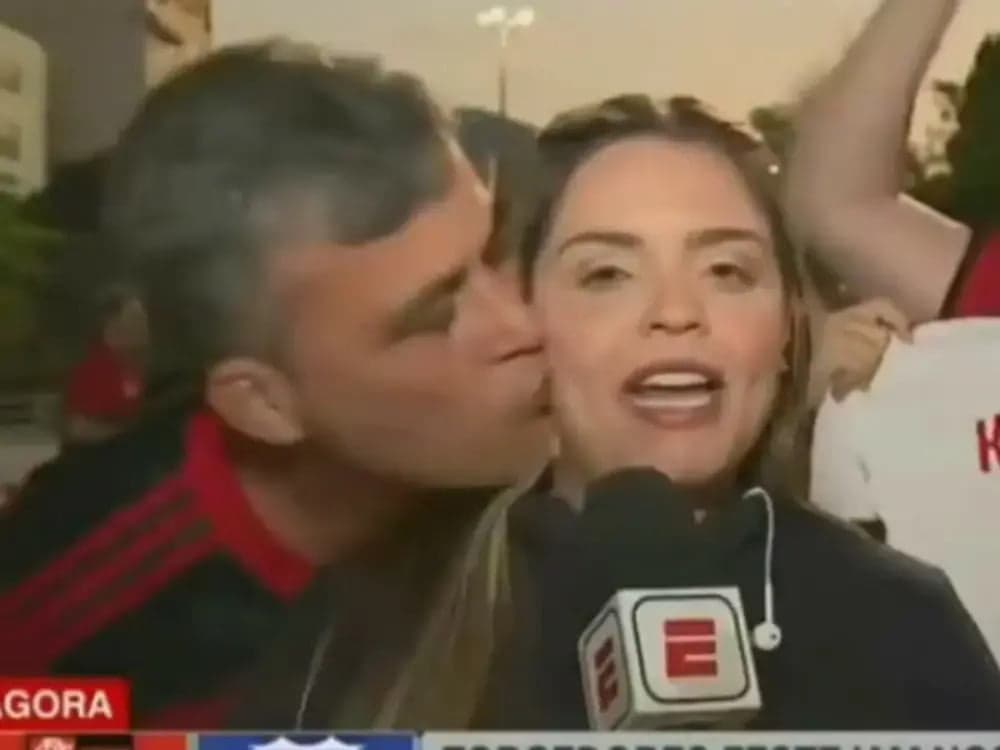 Torcedor do Flamengo é preso após assediar jornalista ao vivo