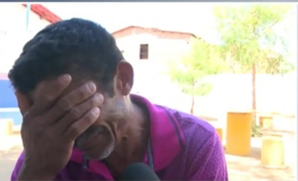 Pai de cadeirante morta em ataque a tiros na escola se emociona em entrevista