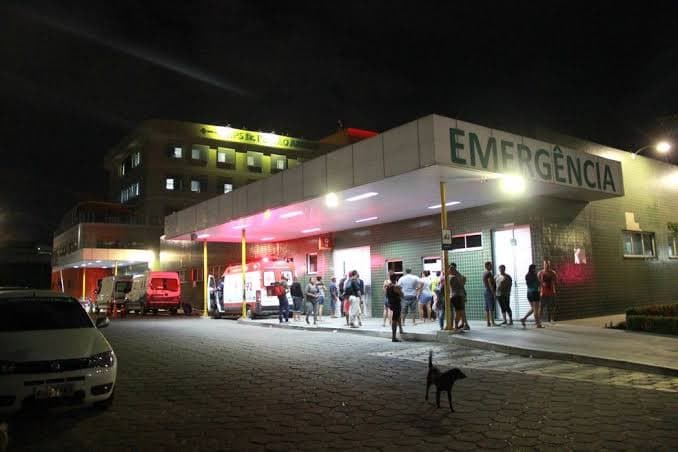 Adolescente é baleado durante assalto em campo de futebol