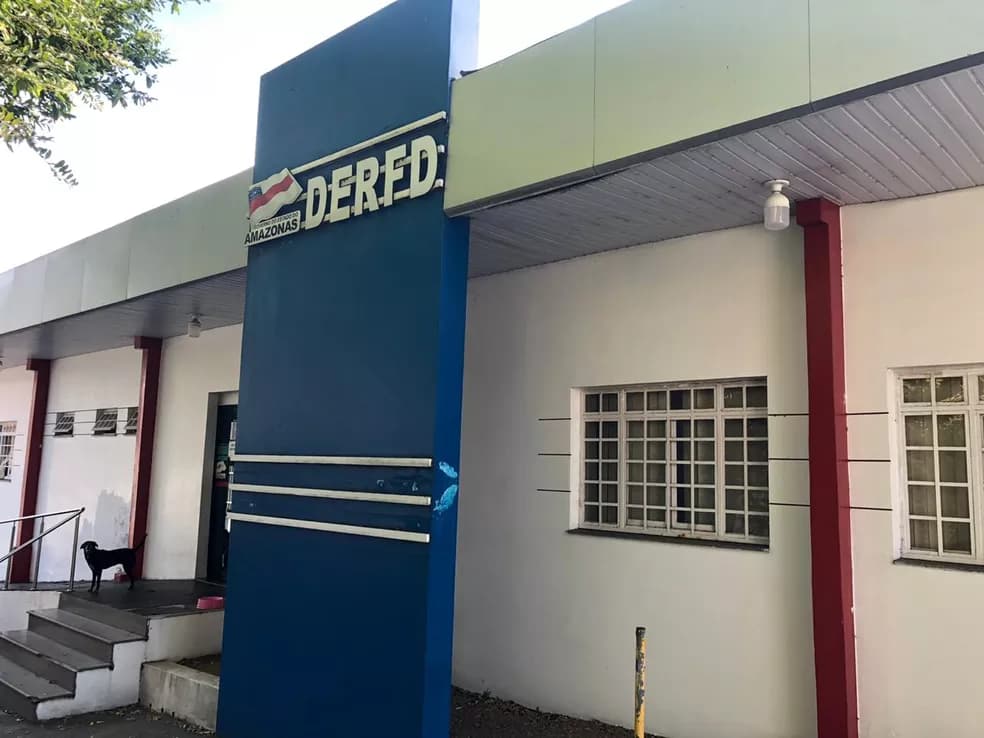 Homem é preso e menor apreendido após roubo em combustível