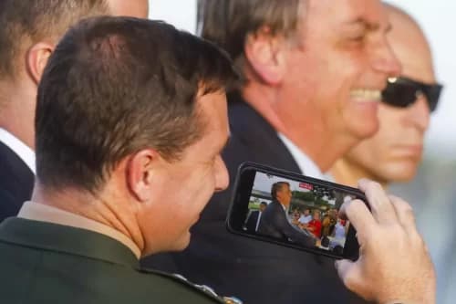 Polícia Federal já sabe quais números de celular Cid usou para driblar grampo