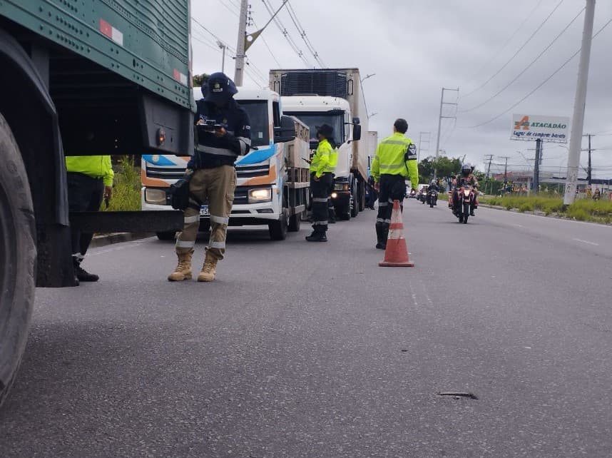 Em Manaus, 32 veículos são autuados na operação “Carga Pesada”