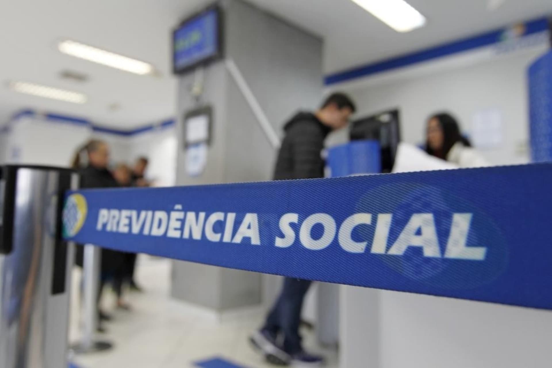 Bancos podem cobrar taxas para aposentados receberem salário? Entenda