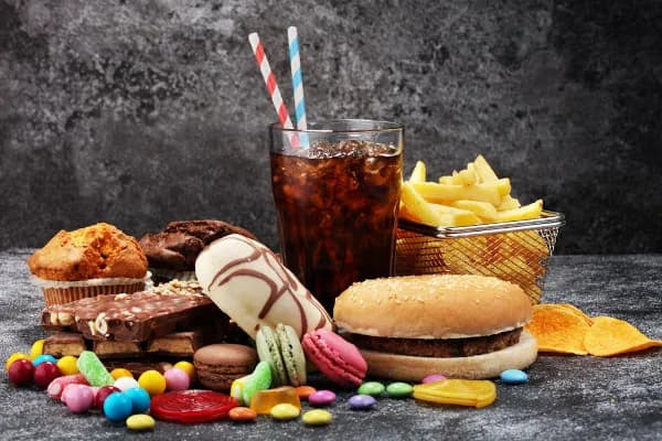 Alimentos ultraprocessados podem aumentar risco de depressão, diz estudo