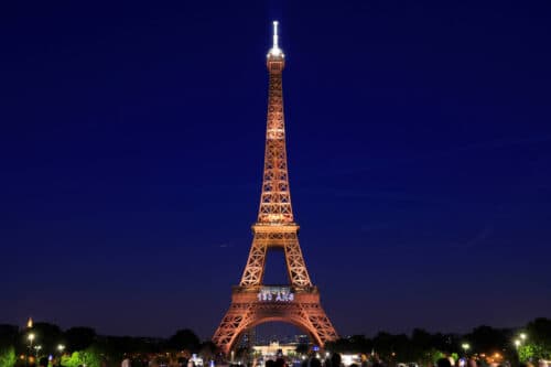 Vídeo: Torre Eiffel é esvaziada em Paris após alerta de bomba