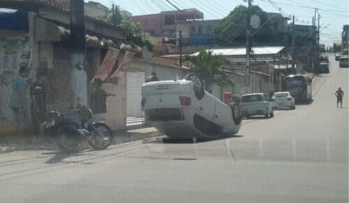 VÍDEO: Carro capota após ser atingido por veículo em cruzamento de Manaus